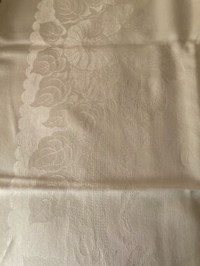 Elegant Damask Table Runner in White